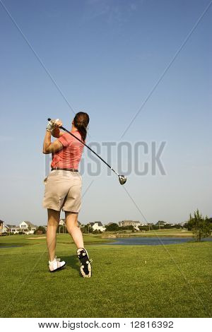 Rückansicht des Lüneburg adults Golfschläger schwingt.