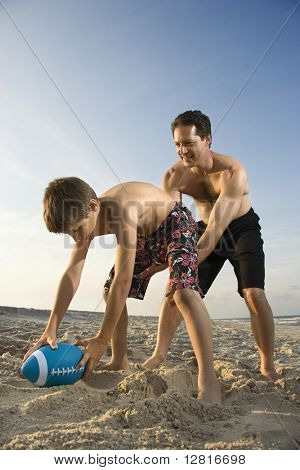 Indoeuropeo pre-teen boy escursionismo calcio uomo males.