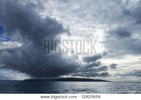 Kahoolawe, Hawaii con oceano e cielo nuvoloso.