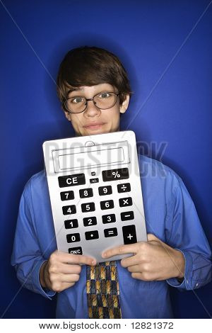 Retrato de menino adolescente caucasiana, vestindo óculos e gravata exploração superdimensionada calculadora.