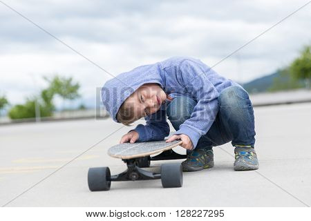 Six year with his first longboard ready to start skating