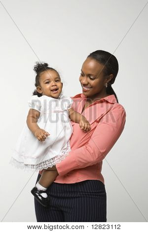아프리카계 미국인 여자 들고 유아 소녀 흰색 배경에 대해 서.