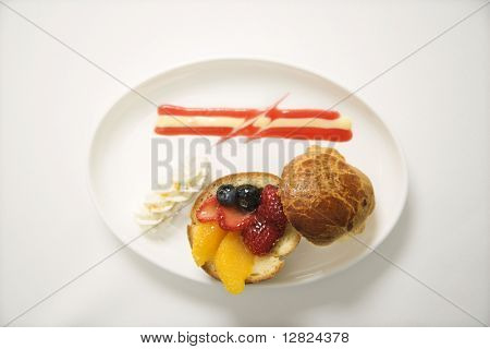Świeże owoce miękkie brioche anglaise wanilia.