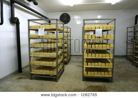Archiviazione di formaggio nel caseificio