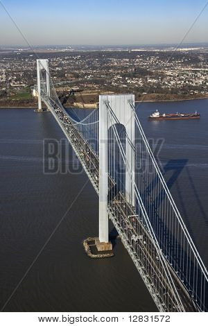 Luftfoto af New York City's Verrazano-smal bro med tankskib skib i vandet.