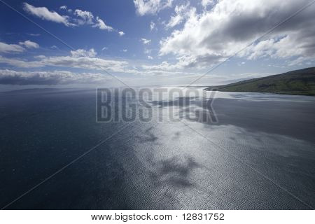 Océano Pacífico y un cielo con nubes y rincón de la isla de Hawaii.