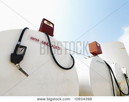Rotulado de tanques de combustível sem chumbo e álcool etílico e bombas.