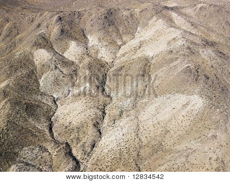 Vista aerea del torrido deserto della California con conformazioni rocciose.