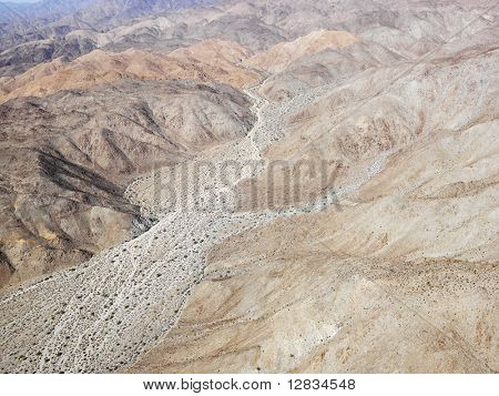 Vista aerea del torrido deserto della California con conformazioni rocciose.