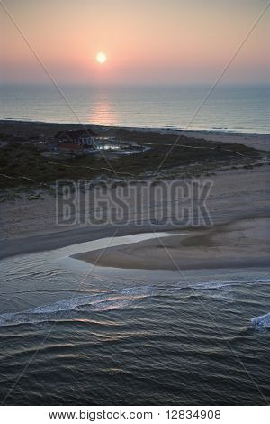 Vista panoramica aerea Baldhead Island, Carolina del Nord spiaggia al tramonto.