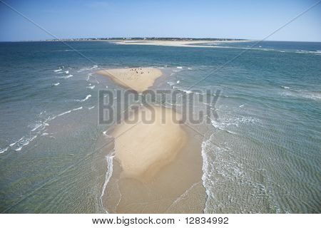 Panoramica aerea marino di spiaggia e isola presso Baldhead Island, Carolina del Nord.