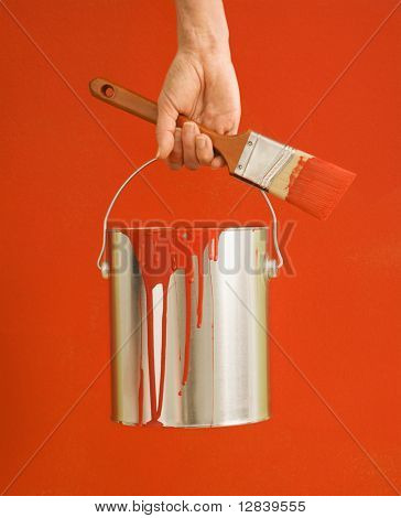 白种女性手和腿举行油漆罐和画笔。