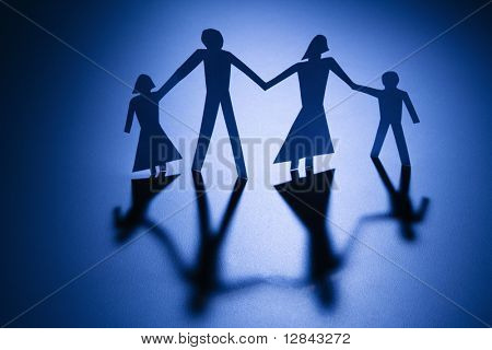 Kağıt kesme Aile dört ayakta tutan ellerin.