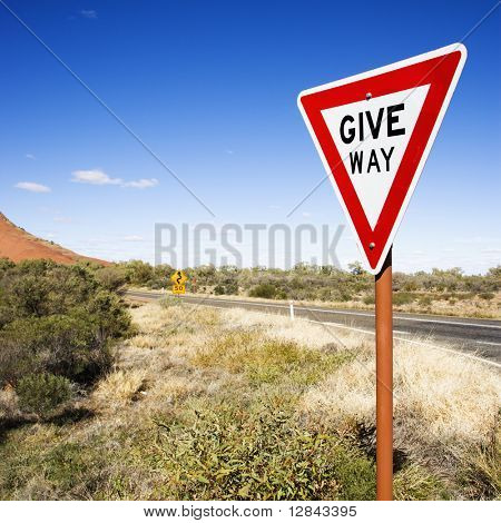 Cartello divertente lettura Give Way in Australia rurale.