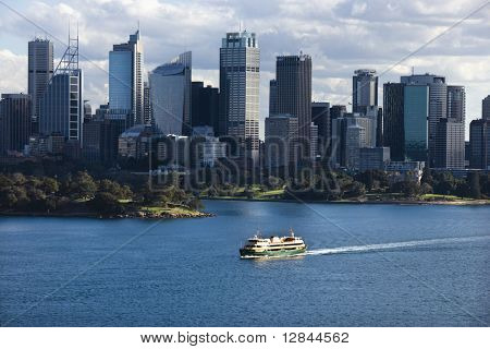 Widok z lotu ptaka promu przekraczania portu z panoramę z Sydney, Australia.