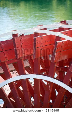 Bliska czerwony paddlewheel rzecznym w Sacramento, California, Stany Zjednoczone Ameryki.