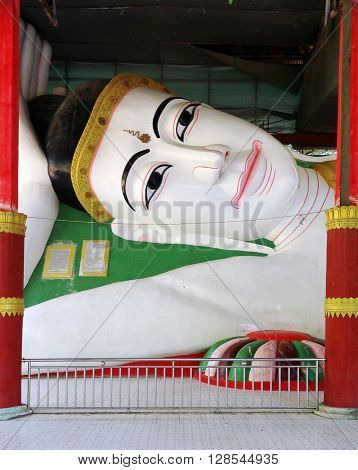 The reclining Buddha at Kyaw Aung San Temple