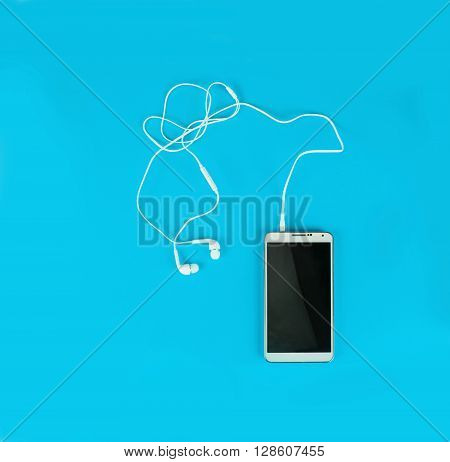 the white earphones for using with digital music or smart phone