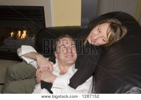 คู่มีความสุขผ่อนคลายบนโซฟา