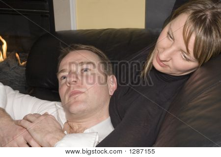 คู่มีความสุขผ่อนคลายบนโซฟา