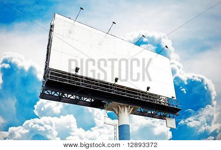 Puste duży billboard z piękne błękitne niebo