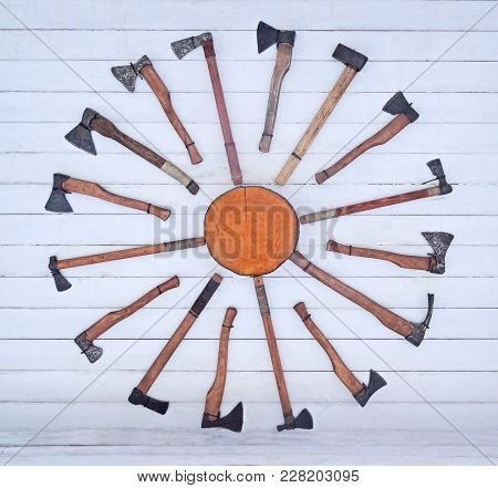 Axes Big Large Medium Small Wooden Handle Working Vintage Isolat,