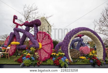 Noordwijkerhout, Netherlands - April 21,  2017: Platform With  Tulips And Hyacinths During The Tradi