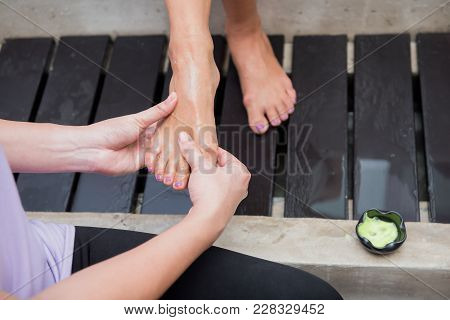 Cleaning Customer Foot Before Spa And Thai Massage, Relaxing And Lifestyle