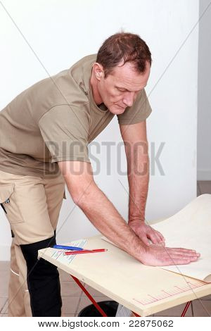 um trabalhador manual uma coberta de dobra