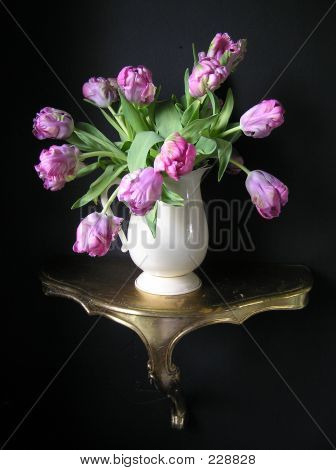 Tulipanes en un florero blanco