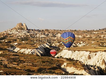 Blu e rosso mongolfiere passare Gorge, Uchisar