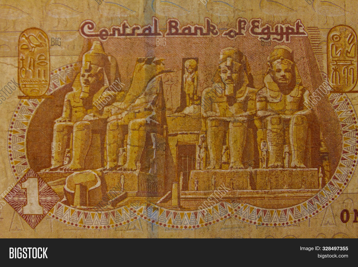 Какие доллары принимают в египте. 1 фунт египет банкнота. Валюта египта 500. Египтянин с деньгами. Египетский фунт.