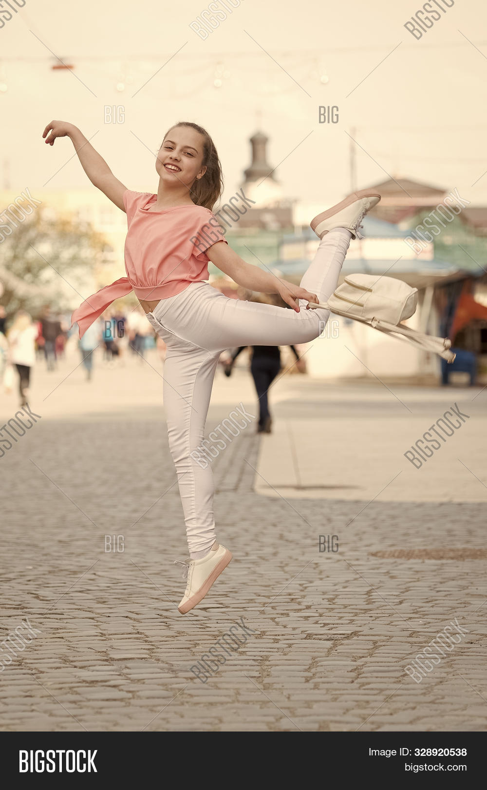 She is good dancing. Star dancing. She is good dancing. карточка с танцующими детьми. The best club hits of 2000.