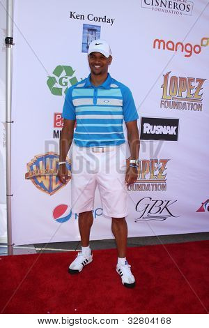 LOS ANGELES - 7. května: Dondre T. Whitfield dorazí na 5th Každoroční George Lopez Celebrity Golf Clas