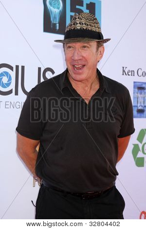 LOS ANGELES - 7 Mayıs: 5 yıllık George Lopez ünlü Golf Classic Lak, Tim Allen geldi