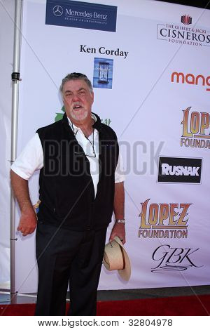 LOS ANGELES - 7 maja: Bruce McGill przybywa na 5th Roczny George Lopez Celebrity Golf Classic w 