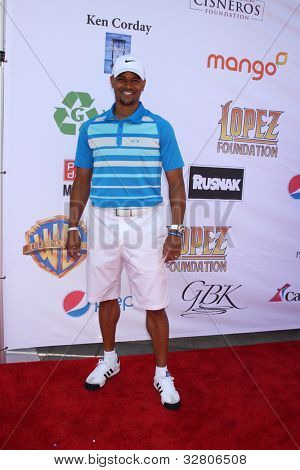 LOS ANGELES - 7. května: Dondre T. Whitfield dorazí na 5th Každoroční George Lopez Celebrity Golf Clas