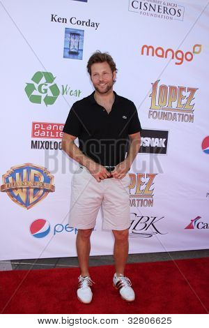 LOS ANGELES - 7. května: Jamie Bamber přijíždí na 5th Každoroční George Lopez Celebrity Golf Classic na 