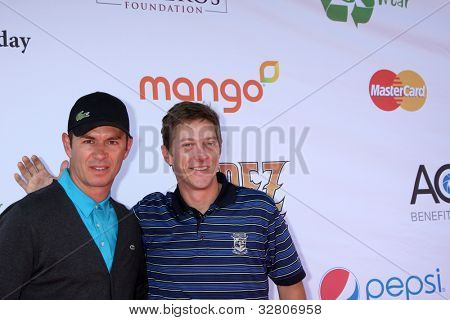 LOS ANGELES - 7. maj: Greg Ellis, Kevin Rahm ankommer til den femte årlige George Lopez Celebrity Golf C