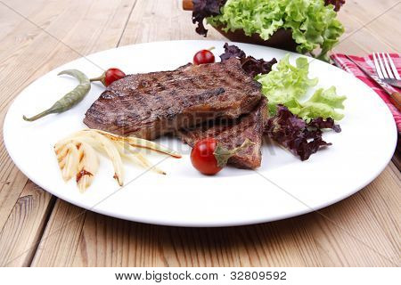 肉料理: ステーキのローストねぎと赤に緑レタス サラダ唐辛子、骨なし