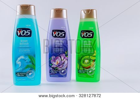 October 14 2019 Ny Usa: Plastic Bottle Vo5 Shampoo Mix Shampoo Ocean Refresh, Bloomining Freesia, Ki