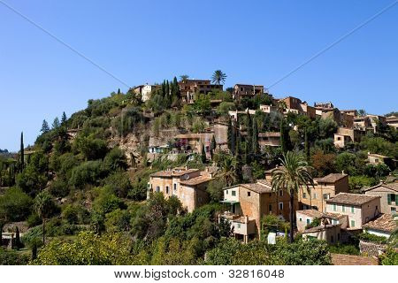 maleriske og historiske by Deia i Tramuntana, Mallorca, Spanien