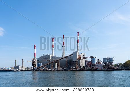 New York, United States Of America - September 23, 2019: Ravenswood Generating Station Seen From Roo