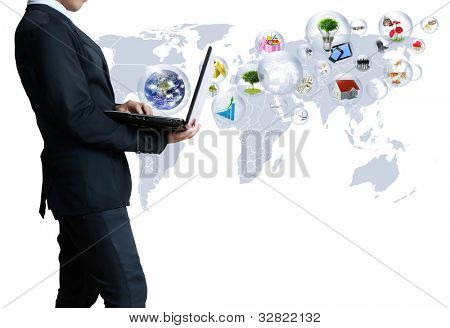 homem de negócios com laptop isolado no fundo branco