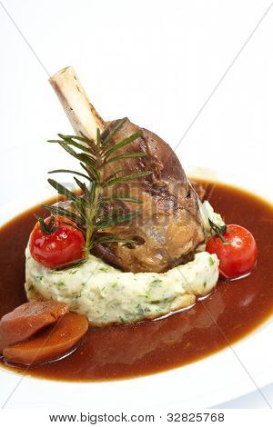 Codillo asado de cerdo con salsa