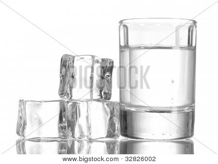 verre de vodka avec glace isolaled sur blanc