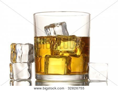 verre de whisky et de la glace isolé on white