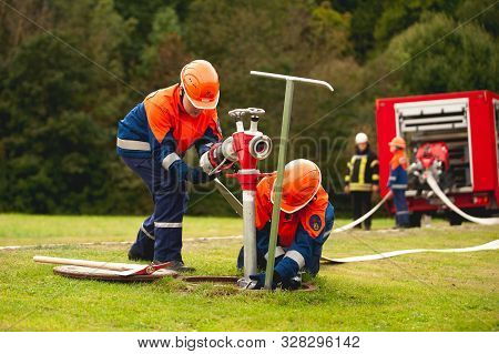 Germany, Niederstetten, Baden Wurttemberg. September 2019 Young Firefighters In Training, Pumping Wa