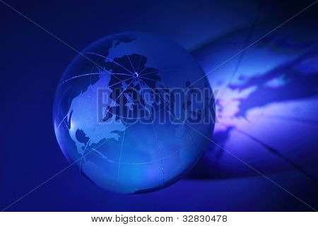 Kleine blauwe glazen bol op stand is illuminated; Noord-Amerika, Eurazië, Noordpool