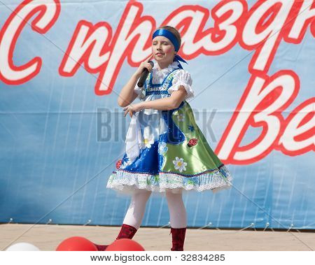 Dolgih Olga synge en sang